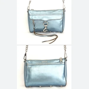 Rebecca minkoff väska  - Blå metallic väska från Rebecca Minkoff, går att justera kedjan så man kan använda den som axelremsväska eller axelväska 