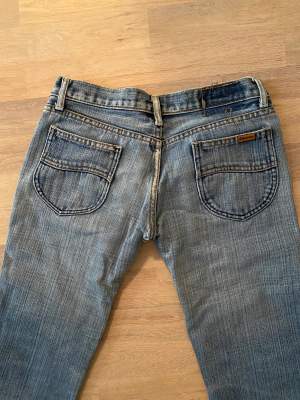 2000 -talet jeans YtoK  Snygg slitning  Låga i midjan  Mått i midja 84cm Innerbenslängd 74cm  Bootcut