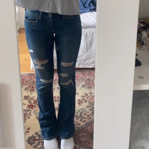Lågmidjade bootcut jeans - Lågmidjade bootcut jeans i storlek 34. Använd fåtal gånger. Skönt material.