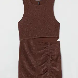 En brun nyår klänning, använt den två två gånger på en fest . Materialet är ganska mjuk , väldigt mycke glitter 
