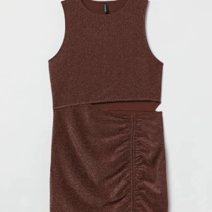 En fin nyår klänning  - En brun nyår klänning, använt den två två gånger på en fest . Materialet är ganska mjuk , väldigt mycke glitter 