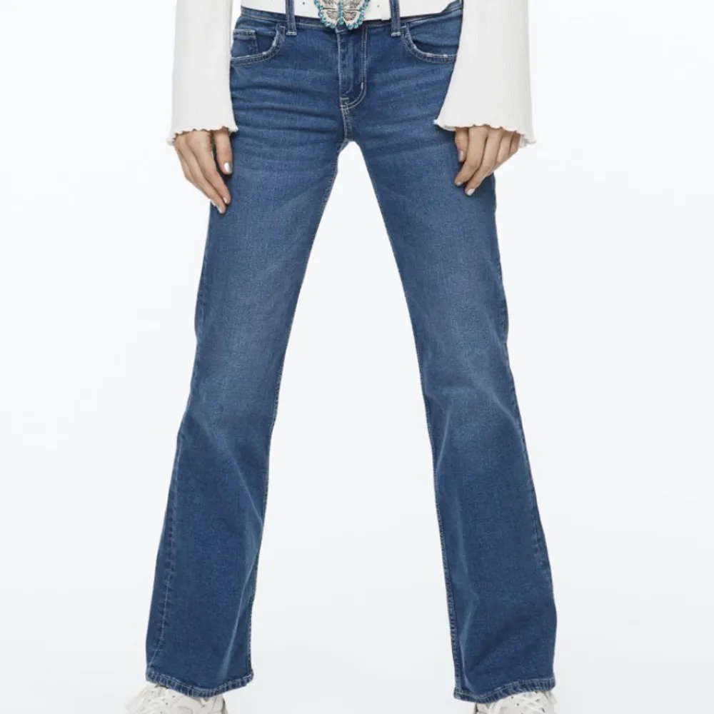 Säljer dessa low waist jeans från hm i strl 38. Neddragna i kanten. De är helt slutsålda både i butik och online. Säljer då de inte kommer till användning, endast använda 1 gång så i helt nytt skick!. Jeans & Byxor.