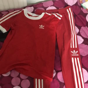 Idrotts set - Jätte bra kvalite, använda 4 gånger. Passar perfekt till inne och ute idrott. Original pris: 320