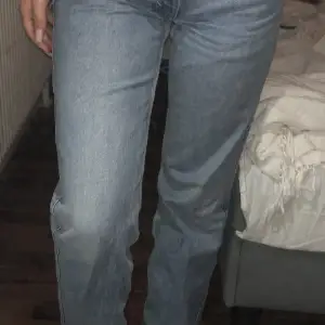 Lågmidjade jeans ifrån weekday. De är i storleken 27/32. Byxorna är köpta för ungefär ett år sedan och jag har glömt bort färgen men skulle de är antingen light Stonewash (Första Bilden) eller Summer blue (Andra Bilden). Original pris 590kr mitt pris 350.