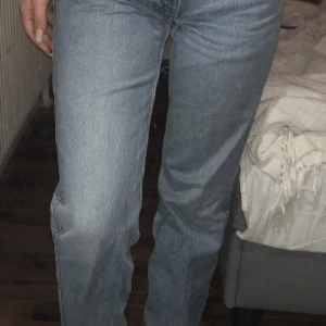 Low waist weekday arrow jeans - Lågmidjade jeans ifrån weekday. De är i storleken 27/32. Byxorna är köpta för ungefär ett år sedan och jag har glömt bort färgen men skulle de är antingen light Stonewash (Första Bilden) eller Summer blue (Andra Bilden). Original pris 590kr mitt pris 350.