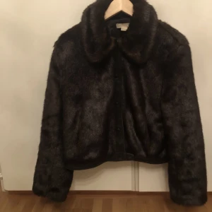Faux fur bomber jacka med läder detalj  - Bra skick! Mörkbrun faux fur jacka i bomber modell, storlek 34/S. 