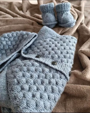 Stickade barnkläder  - Stickad huvtröja med skor till. Passar barn i 1 års åldern. Är i nyskick, aldrig använd. Handmade