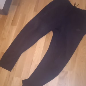 Nike Tech Svart Byxorna - Säljer min Nike tech byxor för att dom inte passar mig Använd endast 2 gånger! Storlek M men passar som L Köpt för 900kr på Nike Store Säljer dom för 500kr men priset kan diskuteras i DM! Möts upp runt Järfälla!