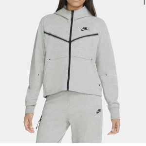 Nike tech - INTRESSEKOLL på min gråa Nike tech i dammodell, inga defekter alls, som ny! Köpt ca 1200kr Pris går att diskuteras 