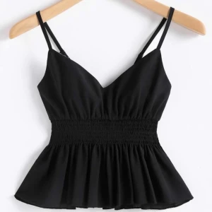 Trendig topp - Topp i storlek XS, skulle även kunna passa en S! Aldrig använd. Frakt tillkommer