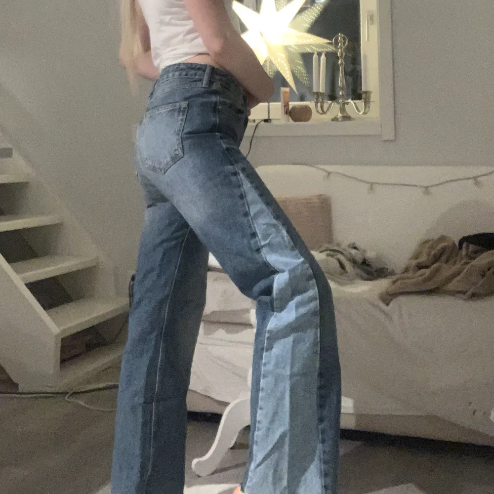 Mina Såå snygga jeans från bikbok i storlek S, så perfekta men lite stora för mig tyvärr så måste sälja dom. Dom är midwaist men man kan välja hur högt man vill ha dom! Dom är raka i modellen. Jeansen är i nyskick<3 Modellen har storlek 34/36! . Jeans & Byxor.