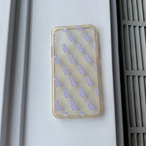 Mobilskal  - Ett mobilskal med lila drakar på till iPhone xs