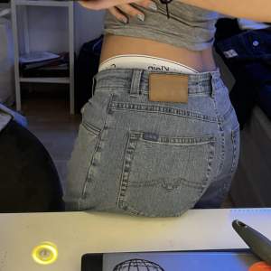 lågmidjade baggy jeans från märket MAC innerbenslängd 70,5 cm (dom e uppsydda så sprättar man upp de blir de 75/76 cm ish)