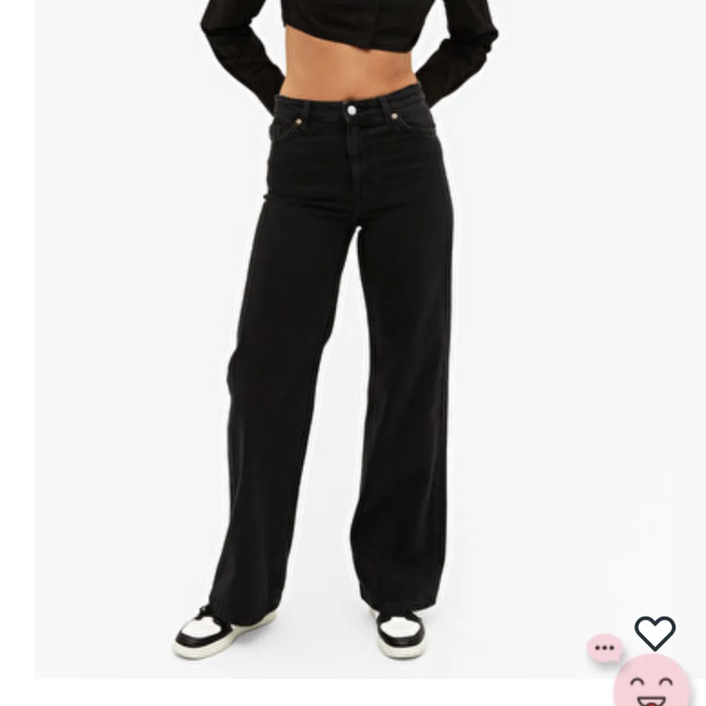 säljer dessa monki byxor i färg svart o mellanblå ( har 2 av varje ) då dessa inte är i min stil  båda är i storlek : 24 ej så använda!. Jeans & Byxor.