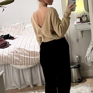Stickad tröja  - Beiga stickad tröja från NA-KD med öppen rygg🫶🏼