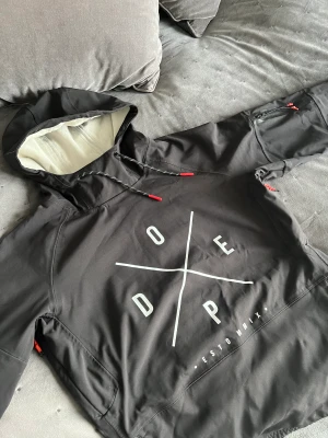 Dope herr skidjacka - Tjena, tänkte sälja min dope skidjacka nu perfekt till skidsäsongen   Stl S, vind och vattentät , använd fåtal gånger   Om du letar efter en pålitlig, mysig, bekväm och riktigt snygg softshell som du bär i allt från park till puder så har du hittat rätt. 