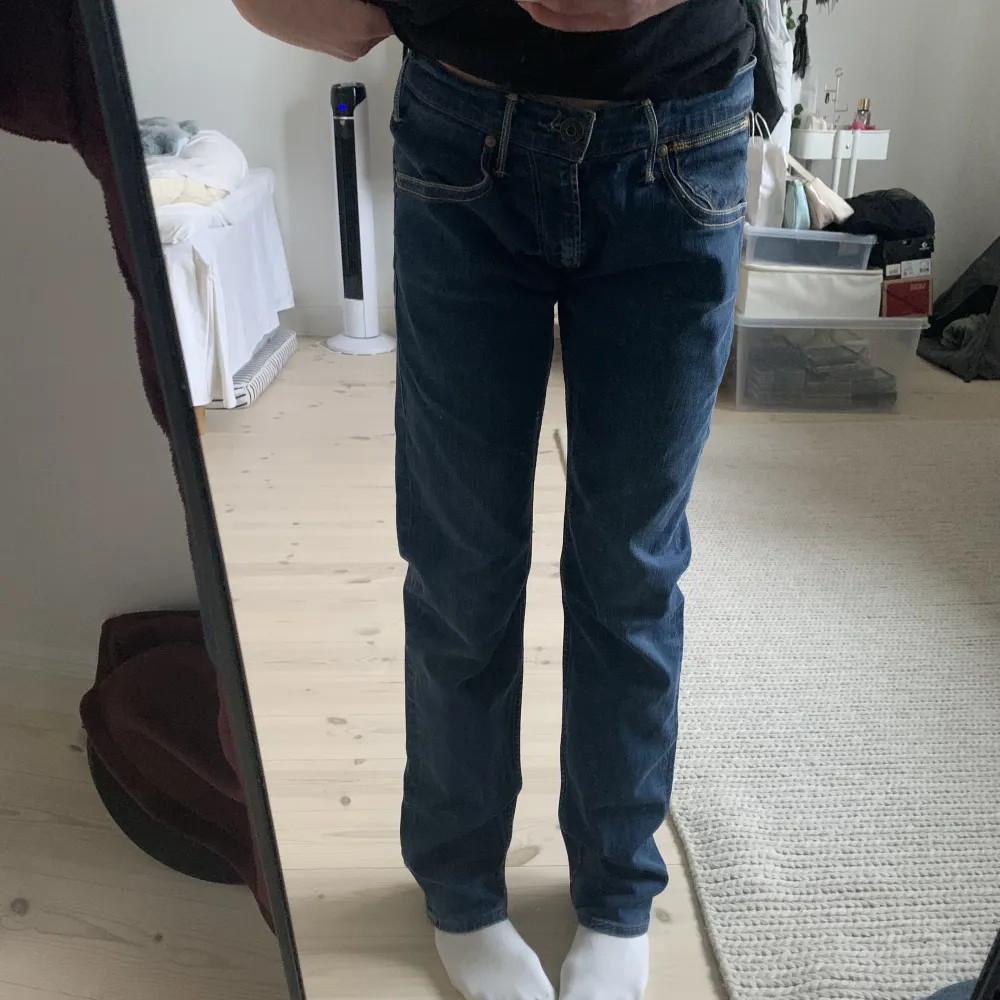 Lågmidjade levis jeans, jag är 1,64 och det är lite för stora. Meddela gärna om du har några frågor❤️. Jeans & Byxor.