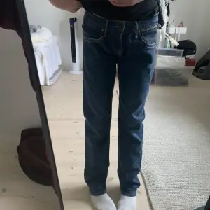 Lågmidjade levis jeans, jag är 1,64 och det är lite för stora. Meddela gärna om du har några frågor❤️