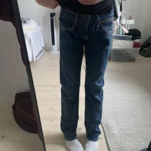 Lågmidjade Levis jeans - Lågmidjade levis jeans, jag är 1,64 och det är lite för stora. Meddela gärna om du har några frågor❤️