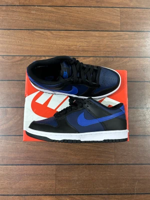 Nike dunk black & Navy - Snygga nya dunks i storlek 38! Använd gärna köp nu!  Bara att skriva om du undrar över något🙏