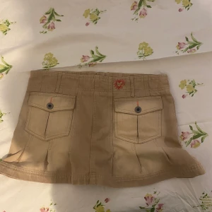 Vintage edging kjol - Beige svincool jeanskjol i storlek 36, aldrig använd!