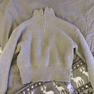 Stickad tröja - Säljer nu denna beiga stickade tröjan för den ej används den är i storlek 152 men oassar även mig som är xs/s