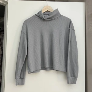 Jumper med hög hals - Blå/grå jumper med hög krage strl. S från Shein. Oanvänd. Samfraktar gärna! Kolla in mina andra annonser om det finns något av intresse!