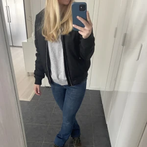 Bomberjacka svart - Jättefin bomberjacka som inte kommer till användning. Bra skick, inga defekter💓pris kan diskuteras