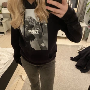 Svart hoodie  - Säljer denna svarta hoodie men 2pac på framsidan, använt Max 5 gånger i storlek XS