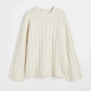 Stickad tröja - Säljer min nyinköpta stickade tröja från hm !💓 Den är använd ca en gång och är i toppskick. Tröjan är oversized och derför köpte jag i xs , brukar ha xs/s💓 Nypris; 350, säljer för; 250