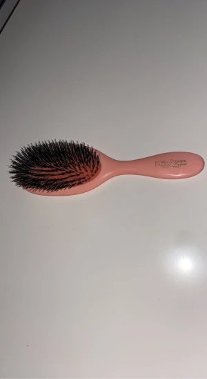 Mason Person Borste - Mason Pearson borste En riktigt mjuk och smidig borste! Denna hårborste rengör håret, stimulerar hårbotten och ökar blodflödet till rötterna för att sprida hårbottens naturliga, vårdande olja till hårets längder och ge styrka, smidighet och en hälsosam 