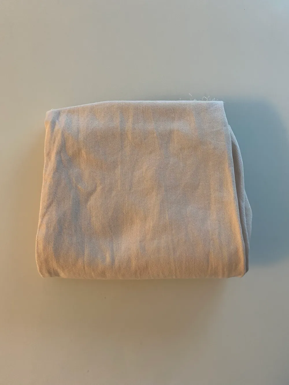 Ljusa jeans från H&M. De har varit använda ca 3-4 gånger. Passar för dig som är 155-170 cm Köparen står för frakten 🌸🌼. Farkut & Housut.