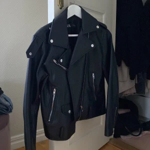 Skinnjacka från zara  - Perfekt skinnjacka från zara, den är i storlek L men sitter oversized på mig som är mellan strl s-m!