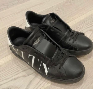 Valentino skor  - Storlek 41 passar bra på 42  Kom med bud 