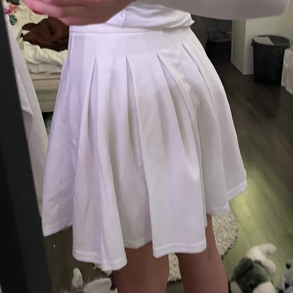 En fin vit kjol men veck på. I strl M ifrån shein säljer därför för 65 kr + frakt. Kjolen passar någon som har strl S-M. Väldigt söt och luftigt material, perfekt till sommaren👍Hör av er om ni har några frågor.. Kjolar.