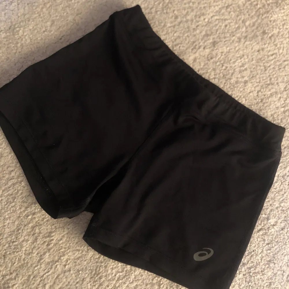 Träningsshorts från Asics, bra skick. Nypris ca 300kr💖. Shorts.