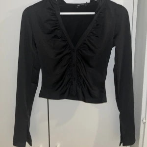 Nelly topp xs - Hej säljer min jätte fina blus från Nelly i storlek xs ej använd då den va för liten på mig. 