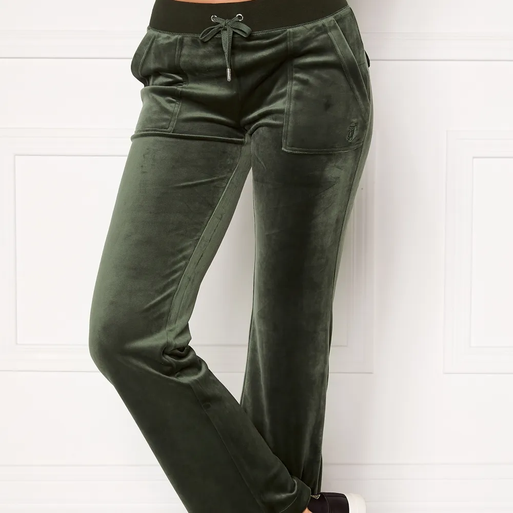 Hej! Tänkte sälja mina gröna juicy couture byxor i färgen dark moss. Dom är köpta här på plick! Metallgrejerna på snörena är borta som man ser på andra bilden. OSERIÖS KÖPARE SÅ BYXORNA FINNS KVAR. Jeans & Byxor.