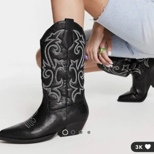 Stylish cowboy boots  - Cowboy boots from ASOS. Was worn them once to the event, bought for 50€