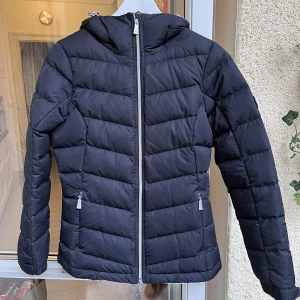 J.Lindeberg jacka - Superfin J.Lindeberg jacka i svart. Endast använd vid skidåkning i en vecka så den är i mycket fint skick men är tyvärr för liten för mig nu.   Storlek: S  Nypris 3499