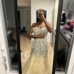 Balklänning - Jättefin balkänning i använd skick. Användes för flera år sedan under min bal, och är tyvärr för lite för mig nu. Vissa av strassen & diamantern har kommit av och den är inte kemtvättad. 