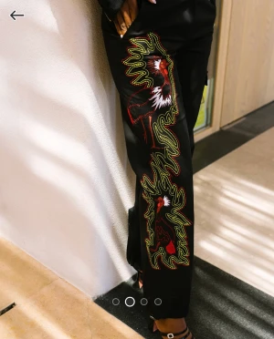 BYXOR - Byxor från ASOS med snygg brodering (original pris 789 kr) Storlek 36 