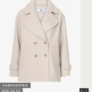 (Ny annons) säljer denna såå fina beige kappan ❤️ helt slutsåld och går ej att få tag på längre, har sänkt priset nu så först till kvarn❤️❤️