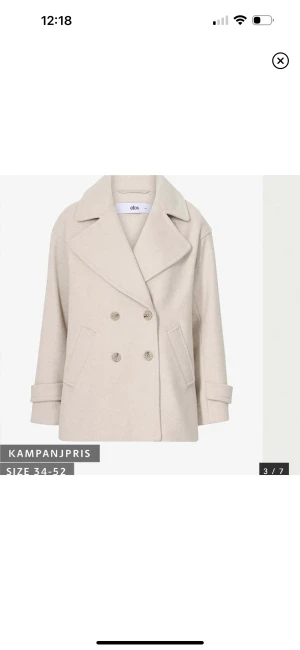 Kort beige kappa  - (Ny annons) säljer denna såå fina beige kappan ❤️ helt slutsåld och går ej att få tag på längre, har sänkt priset nu så först till kvarn❤️❤️