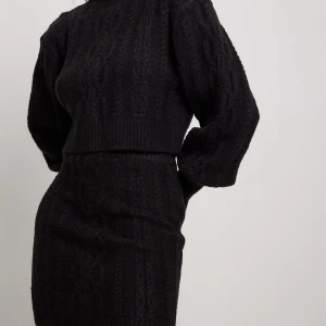 NA-KD SET ”KJOL OCH TRÖJA” - Säljer detta fina set från NA-KD jätte skönt nu i vinter / höst men är inte riktigt min stil, använt max 2 gånger! Så inget slitage eller smuts utan det är som nytt! 🥰Vid intresse kan jag skicka egna bilder.