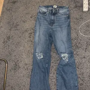 Oanvända blåa jeans ifrån lager 157  med hål på knäna. Står ingen storlek men passar xs-m Bara att höra av sig vid frågor eller funderingar 💕💕