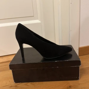 Pumps klackskor svarta - Säljer dessa helt nya pumpsen från rizzo helt o svart mocka ❤️