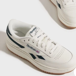 Reebok Skor Classics - Ordinarie pris 999. Reebok skor i bra skick som endast används ett fåtal gånger.