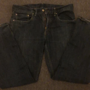 Levis jeans - Säljer mina fina Levis jeans för dom har blivit för stora för mig,köpta på beyond retro i gbg,använd minst 5 gånger,är 174 och dom går ner till marken.Köpta för 600kr.För mer frågor o mer bilder så är det bara att skriva privat,köp inte direkt😘