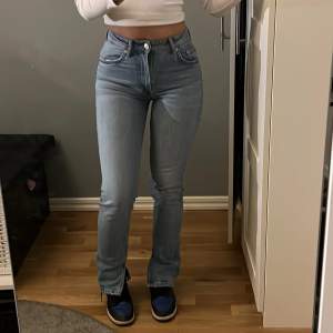 Blå jeans med slits från Gina trocot, har använt den bara 2 gånger så den är helt ny, storlek 32 men passar mig som bär storlek 34❤️skriv privat för fler bilder